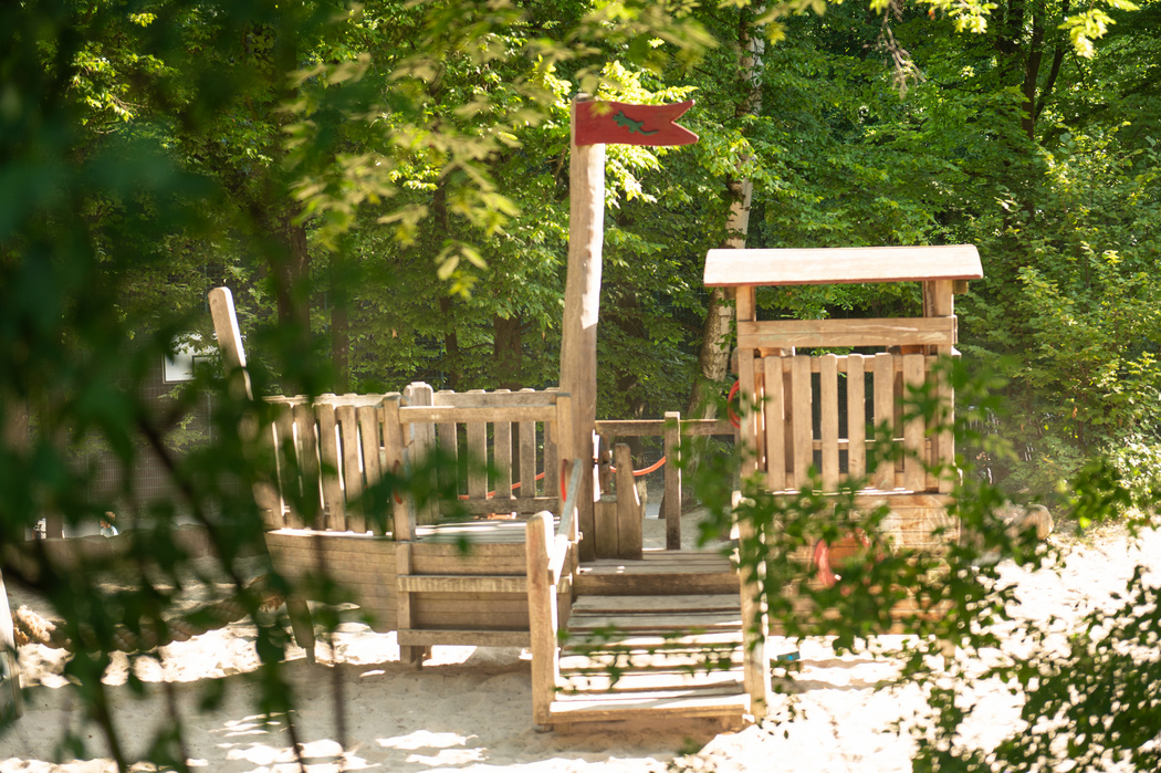 Blick aauf ein Piratenschiff aus Holz auf einem Spielplatz