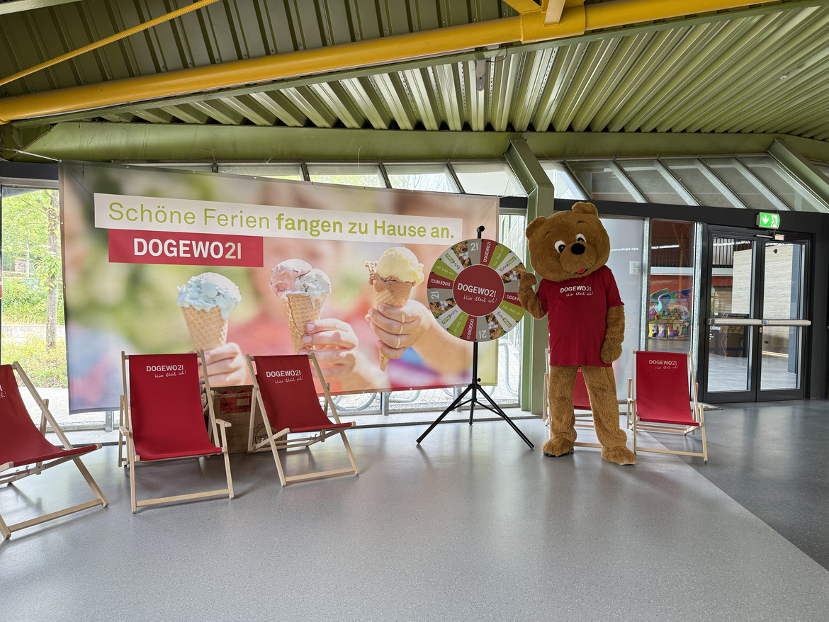 Der Dogibär am DOGEWO21 Glücksrad mit Liegestühlen im Bild.