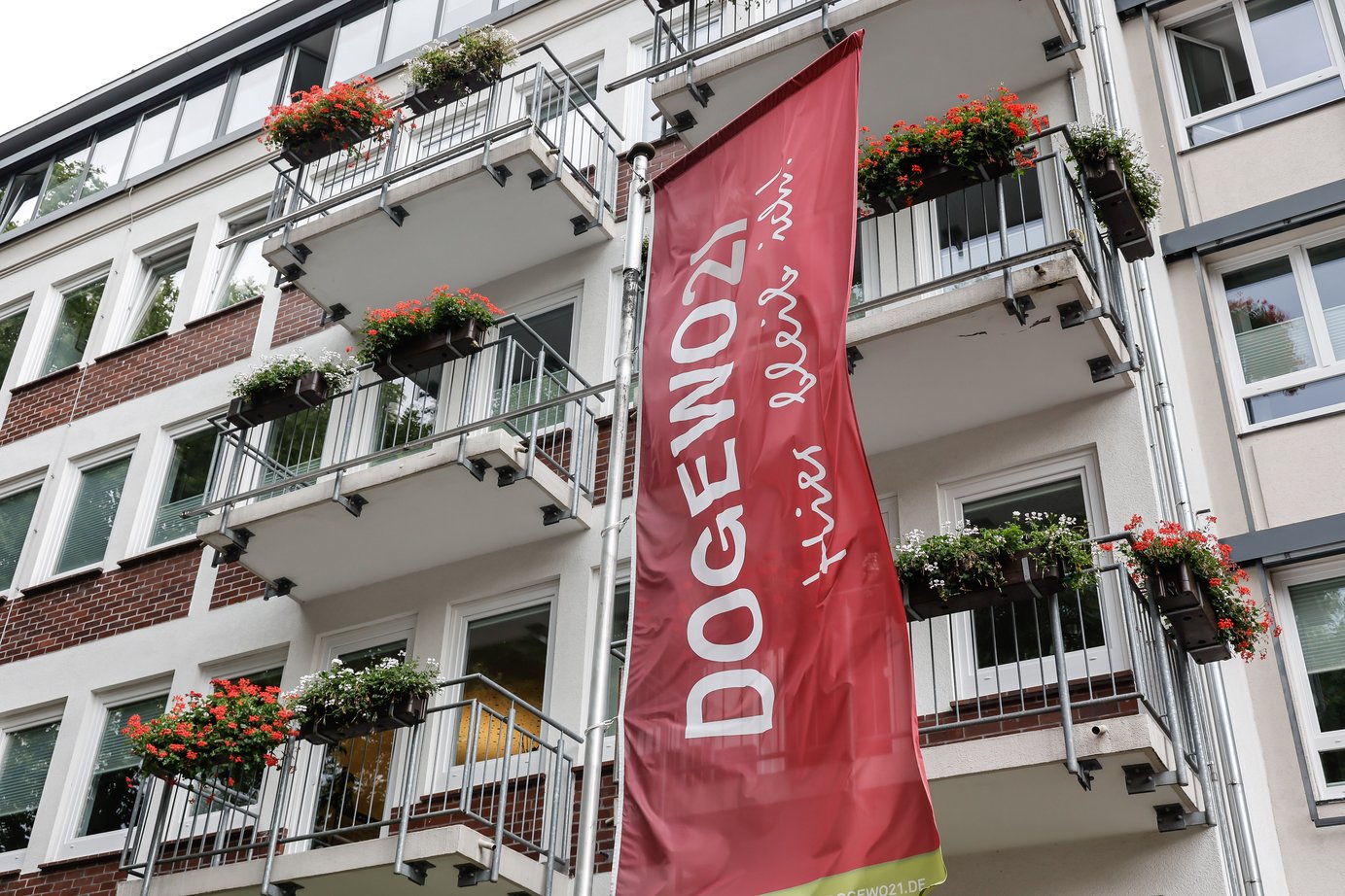Außenansicht einer Balkonfront mit DOGEWO-Fahne