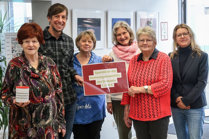 5 Frauen und ein Mann halten ein Schild mit dem Spendenerlös hoch