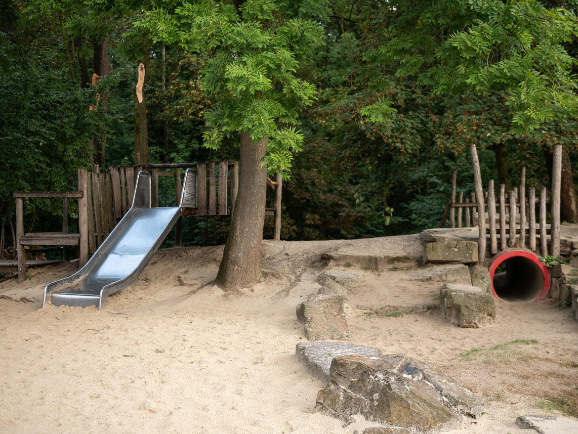 Rutsche und Klettertunnel auf einem Spielplatz
