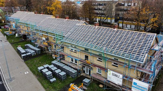 Luftbildansicht der Mehrfamilienhäuser Am Hombruchsfeld während die Dächer alle neu gedeckt werden, Blick auf den Dachstuhl