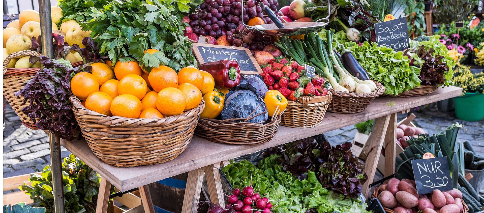 Viel verschiedenes Gemüse und Obst an einem Marktstand