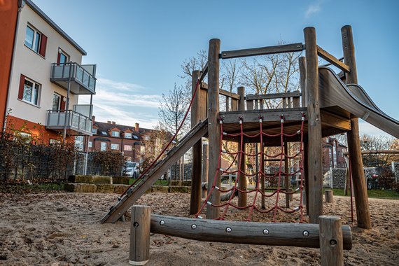 Neue Kletterburg auf einem Spielplatz