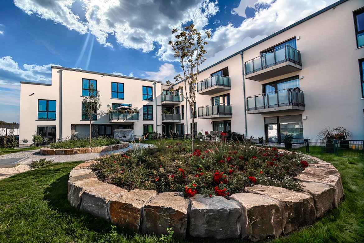Neubau in Dortmund mit rundem Beet im Vordergrund