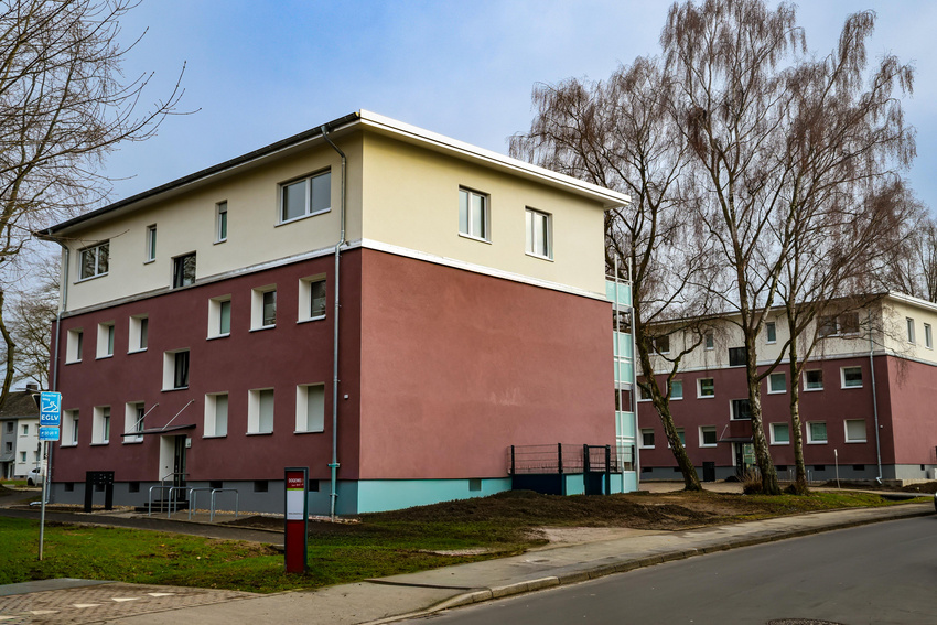 Mehrfamilienhäuser mit neuem Stockwerk.