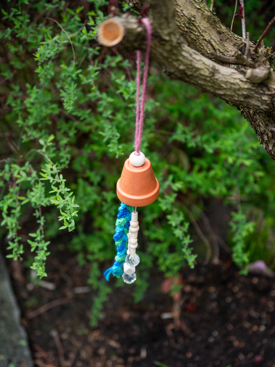 Ein Windspiel im Baum