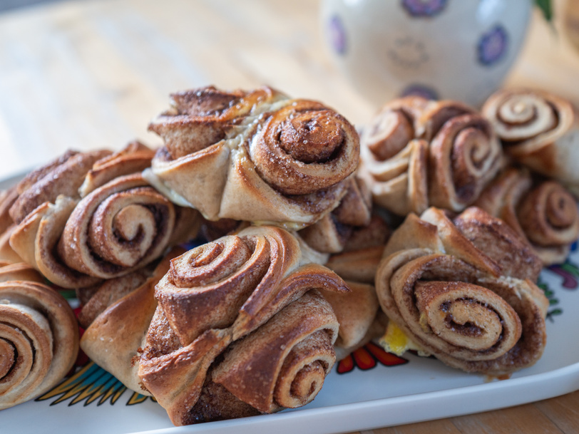 Ein Teller mit gebackenen Zimtschnecken