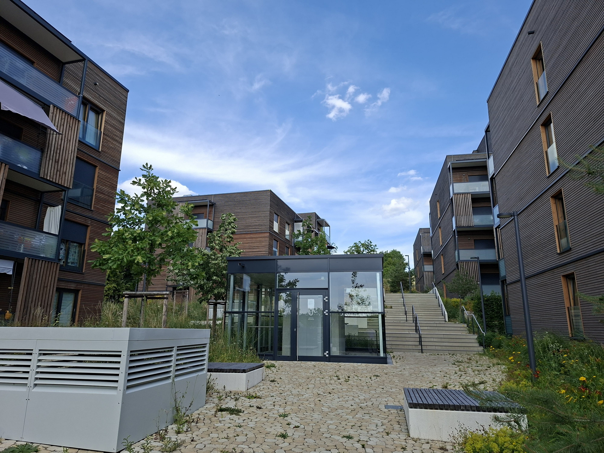 Aufgang aus einem Parkhaus zwischen Wohnhäusern