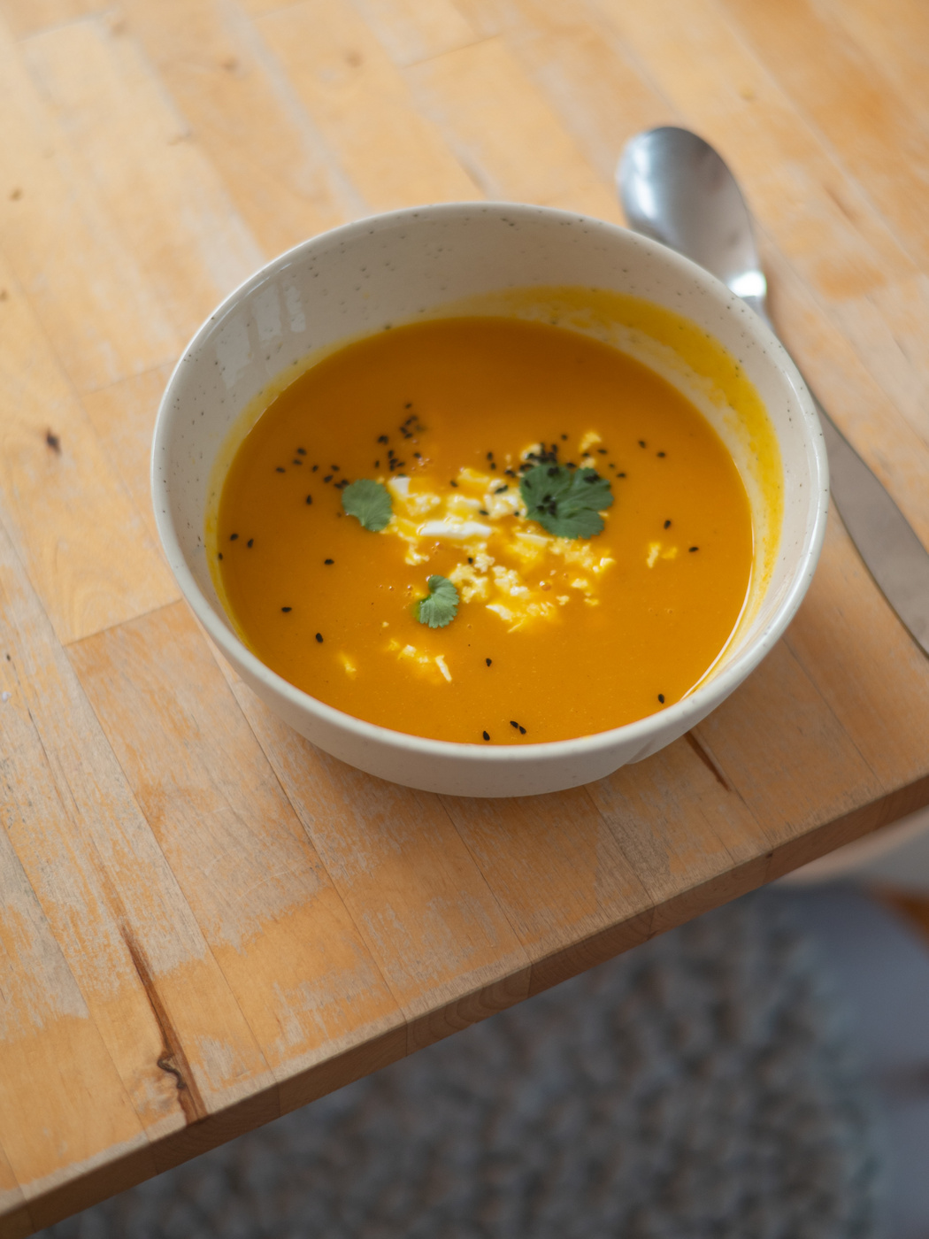 Kürbissuppe in einer Suppenschale auf einem Tisch