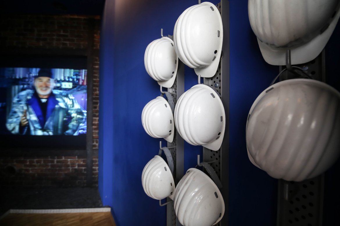 An einer Wand hängen Schutzhelme im Hoeschmuseum