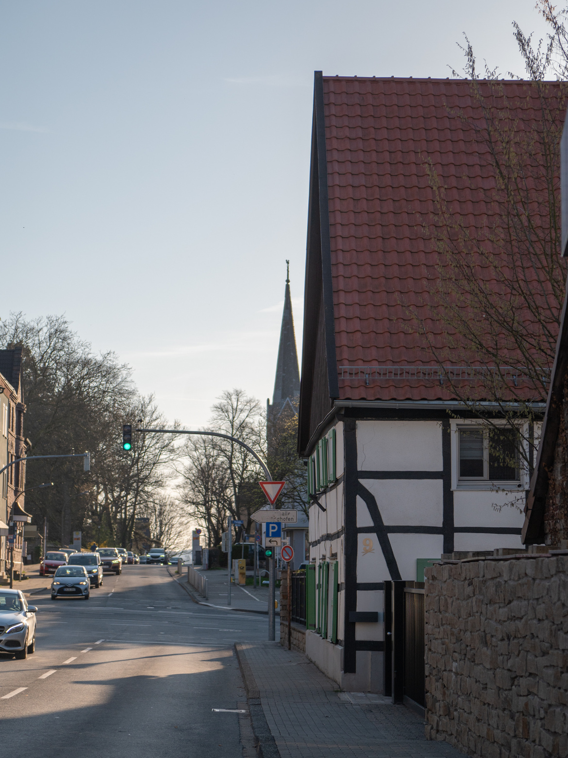 Eine Straßenkreuzung und ein Fachwerkhaus