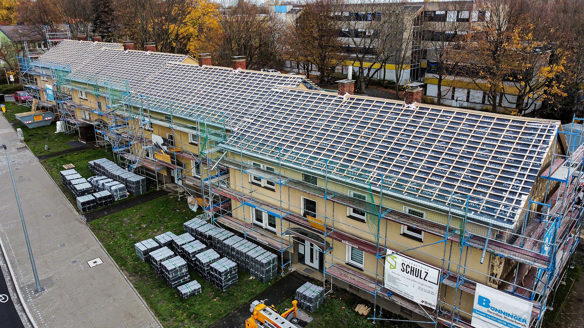 Luftbildansicht der Mehrfamilienhäuser Am Hombruchsfeld während die Dächer alle neu gedeckt werden, Blick auf den Dachstuhl