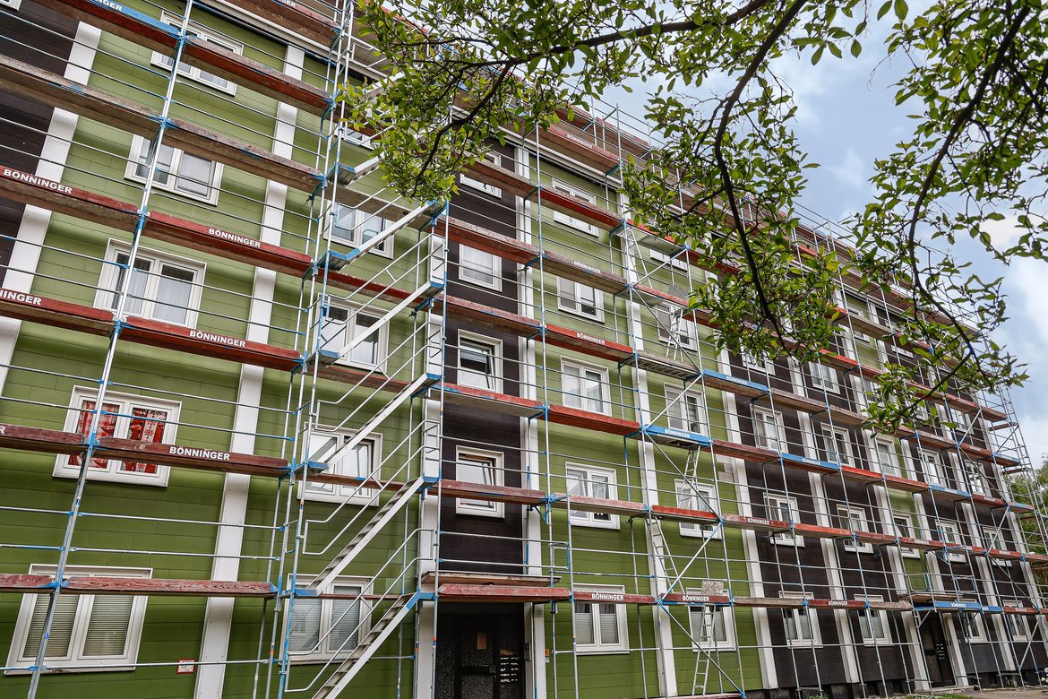 Grüne Mehrparteienwohnung in der Hausmannstraße