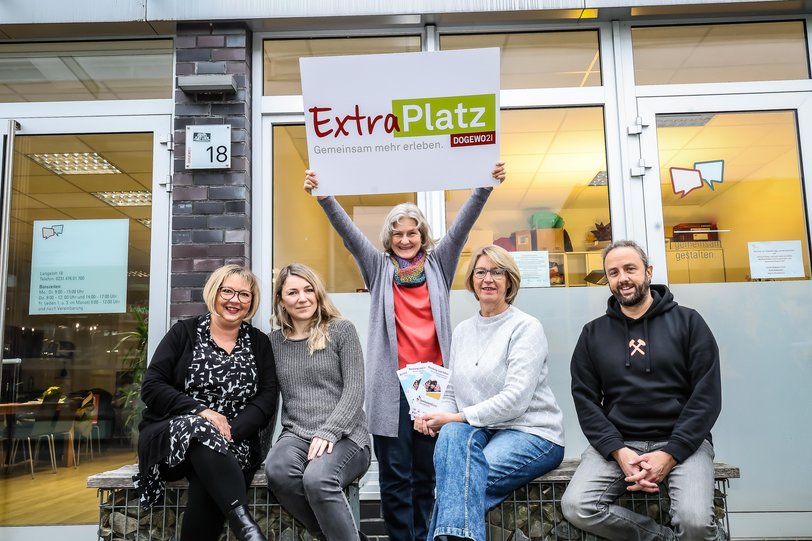 4 Frauen und ein Mann halten ein Plakat und Flyer für ExtraPlatz hoch