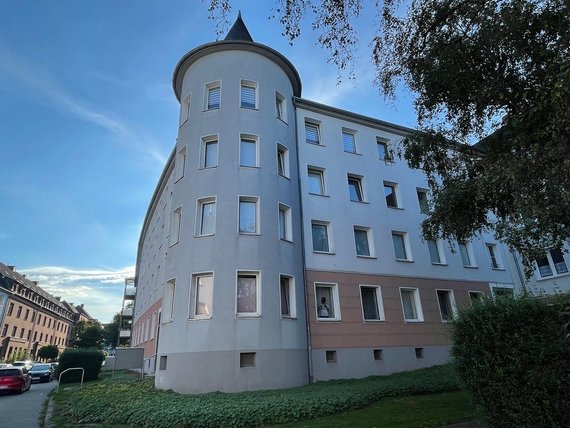Ecke von einem Mehrfamilienhaus sieht wie ein Turm aus
