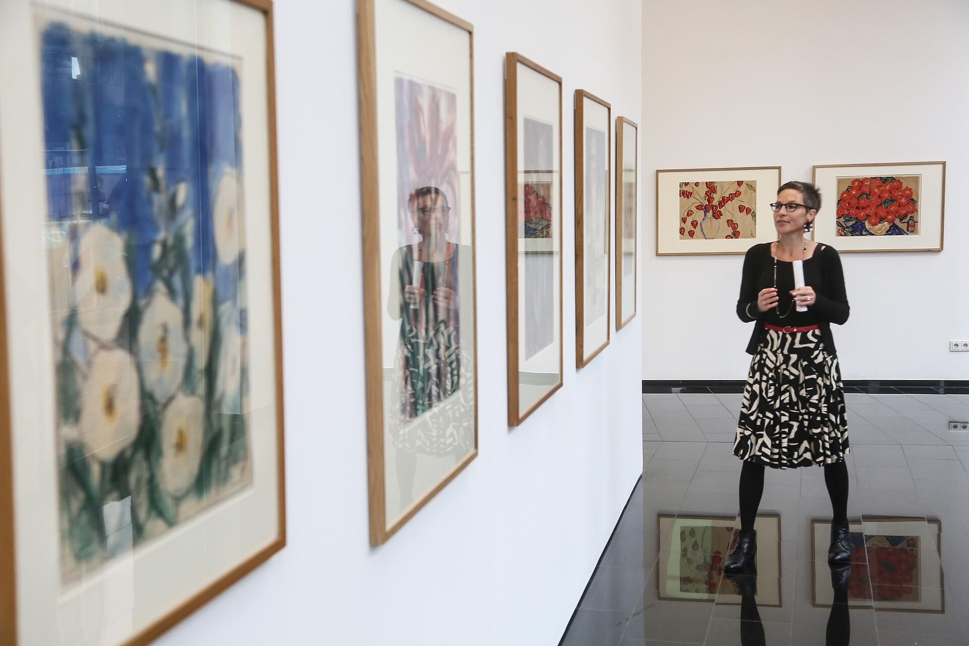 Frau in einer Galerie mit Gemälden
