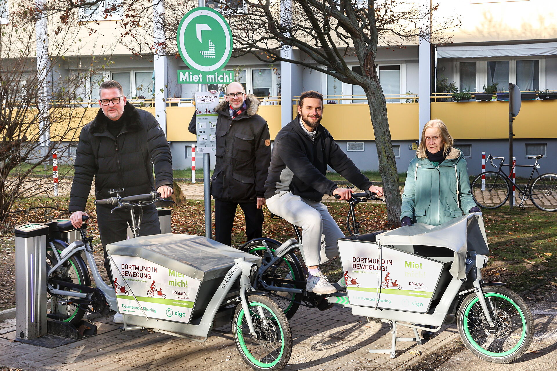 Vier Menschen stehen neben zwei E-Lastenrädern, die sie offiziell präsentieren