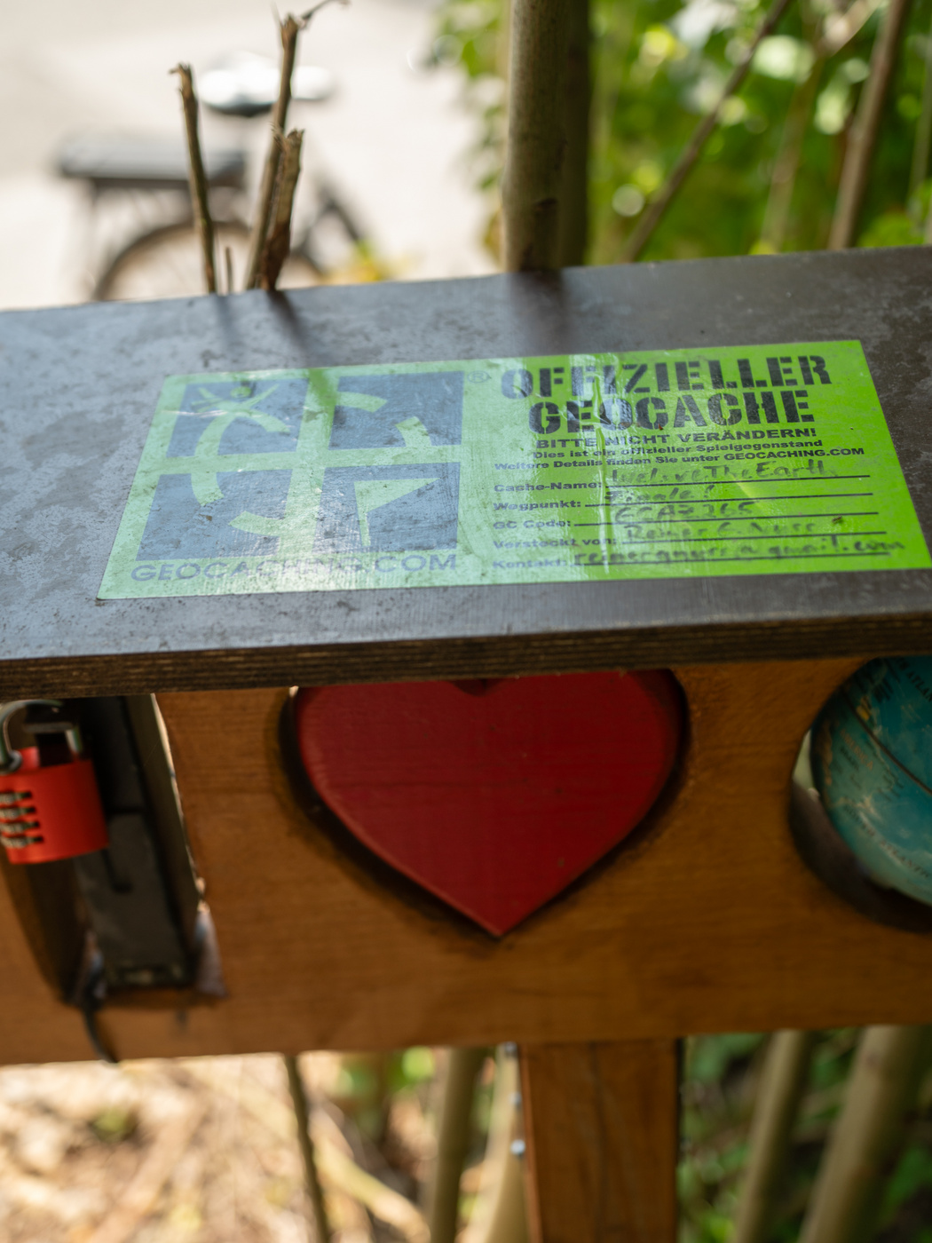Eine offizielle Geocache-Kiste aus Holz.