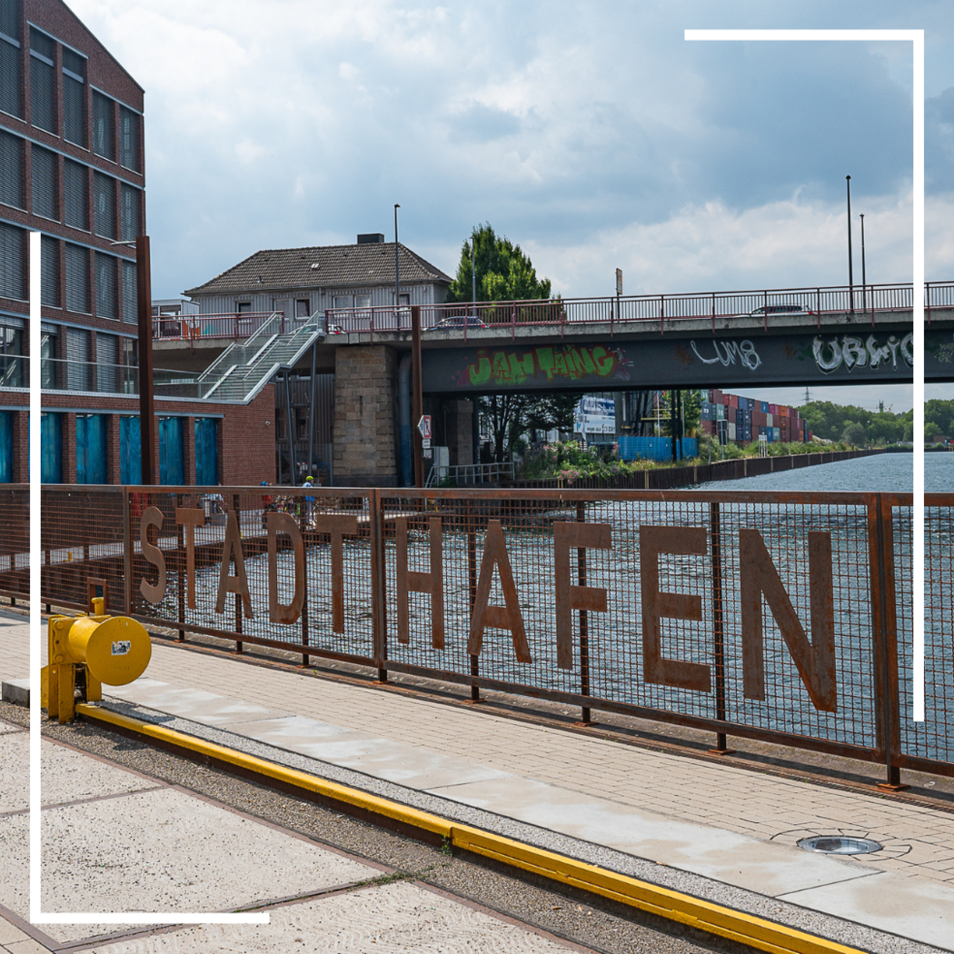Brücke mit Schriftzug "Stadthafen"