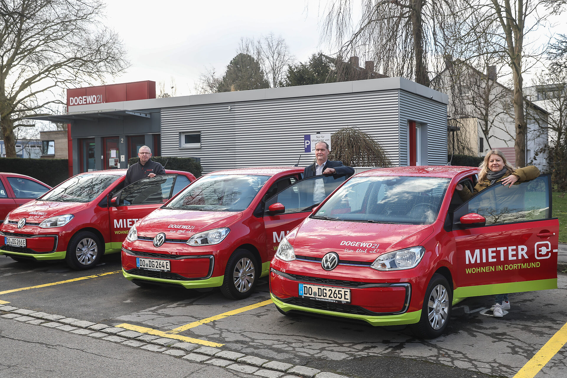 Die roten Autos der Nachbarschaftsagenturen von DOGEWO21