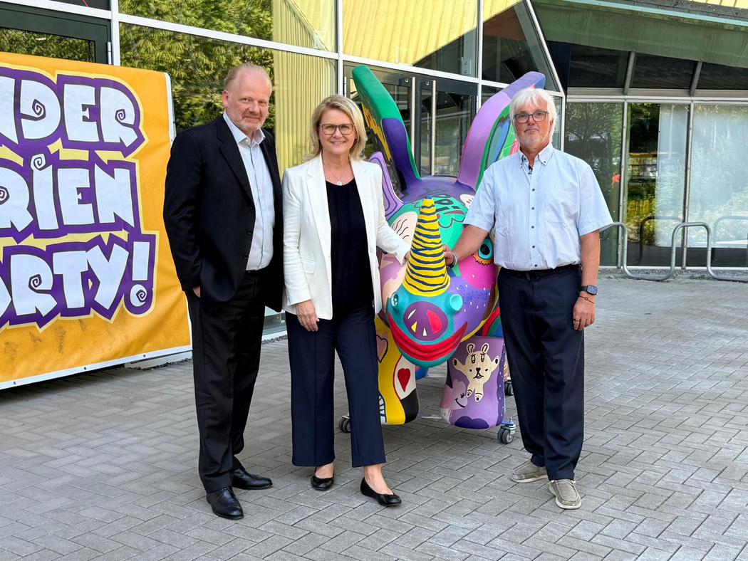 Herr Serifi, FrauPoschmann und Herr Dieck mit dem Jubiläumsnashorn der Kinder-Ferien-Party