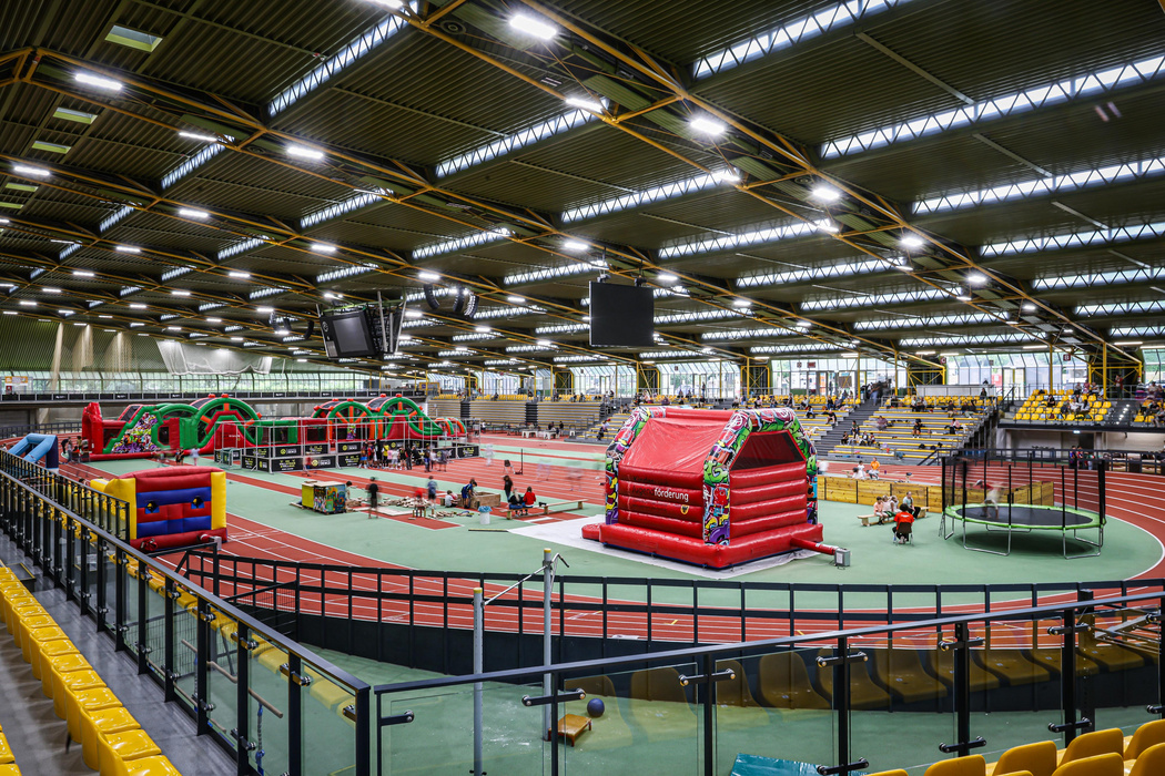 Ein Blick in die Helmut-Körnig-Halle auf alle Spielgeräte der Kinder-Ferien-Party