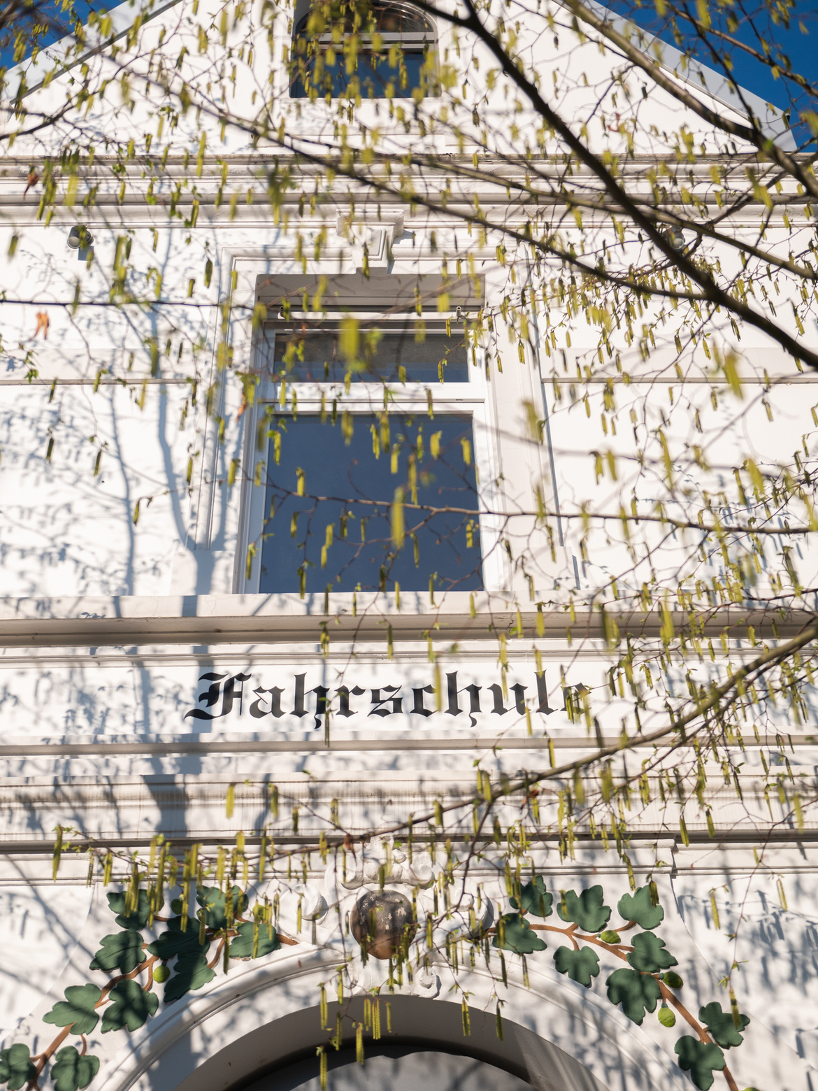 Fassade eines Hauses mit der Aufschrift Fahrschule