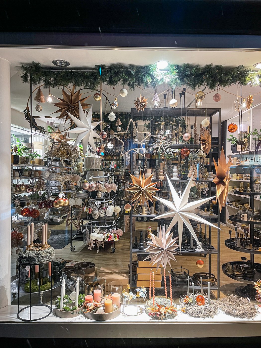 Geschäft mit Weihnachtsdeko