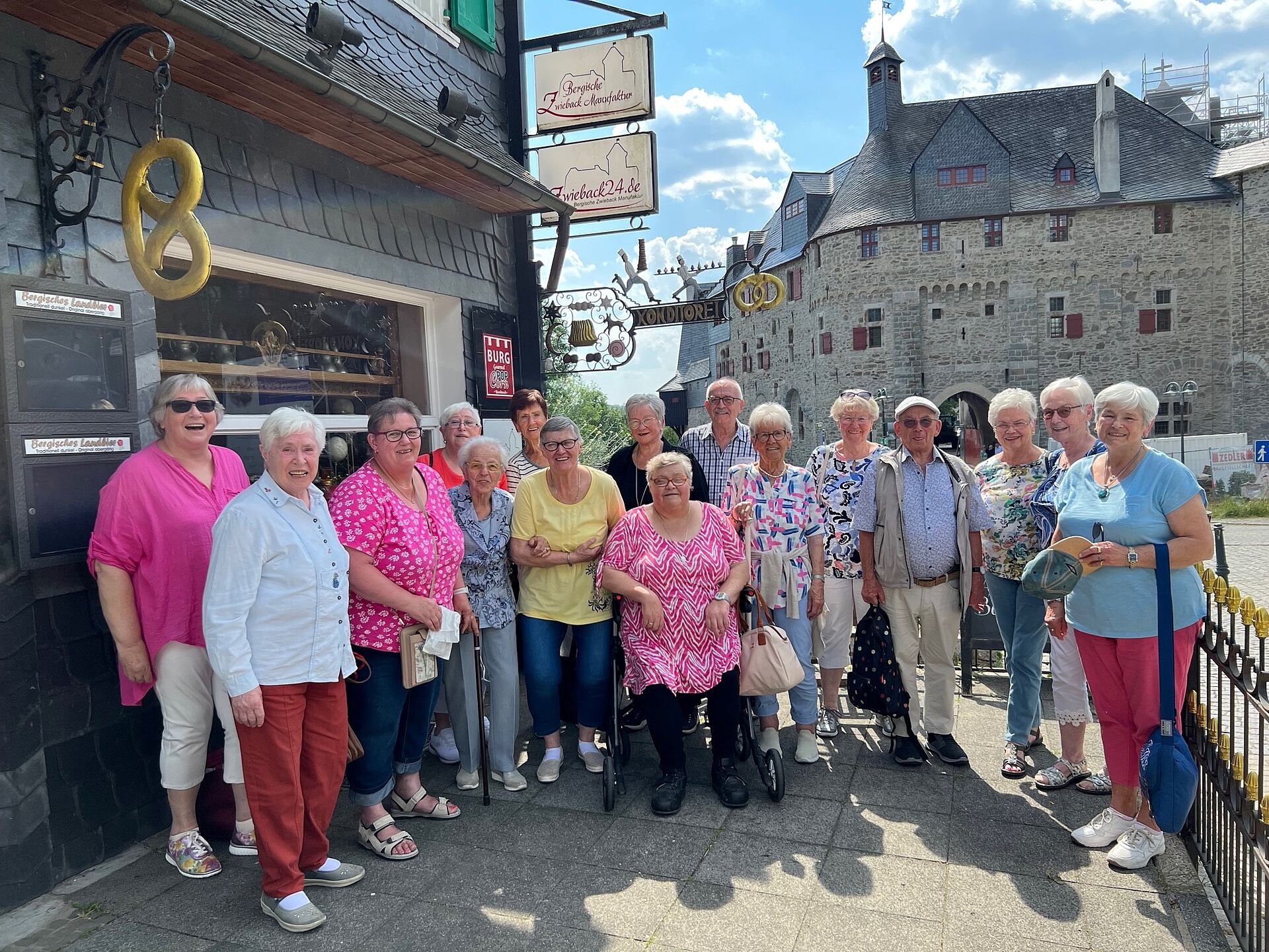 Seniorinnnen und Senioren stehen am Schloss Burg in Solingen