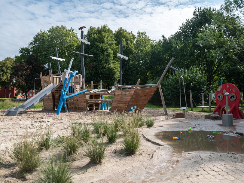 Piratenschiff aus Holz auf einem Wasserspielplatz