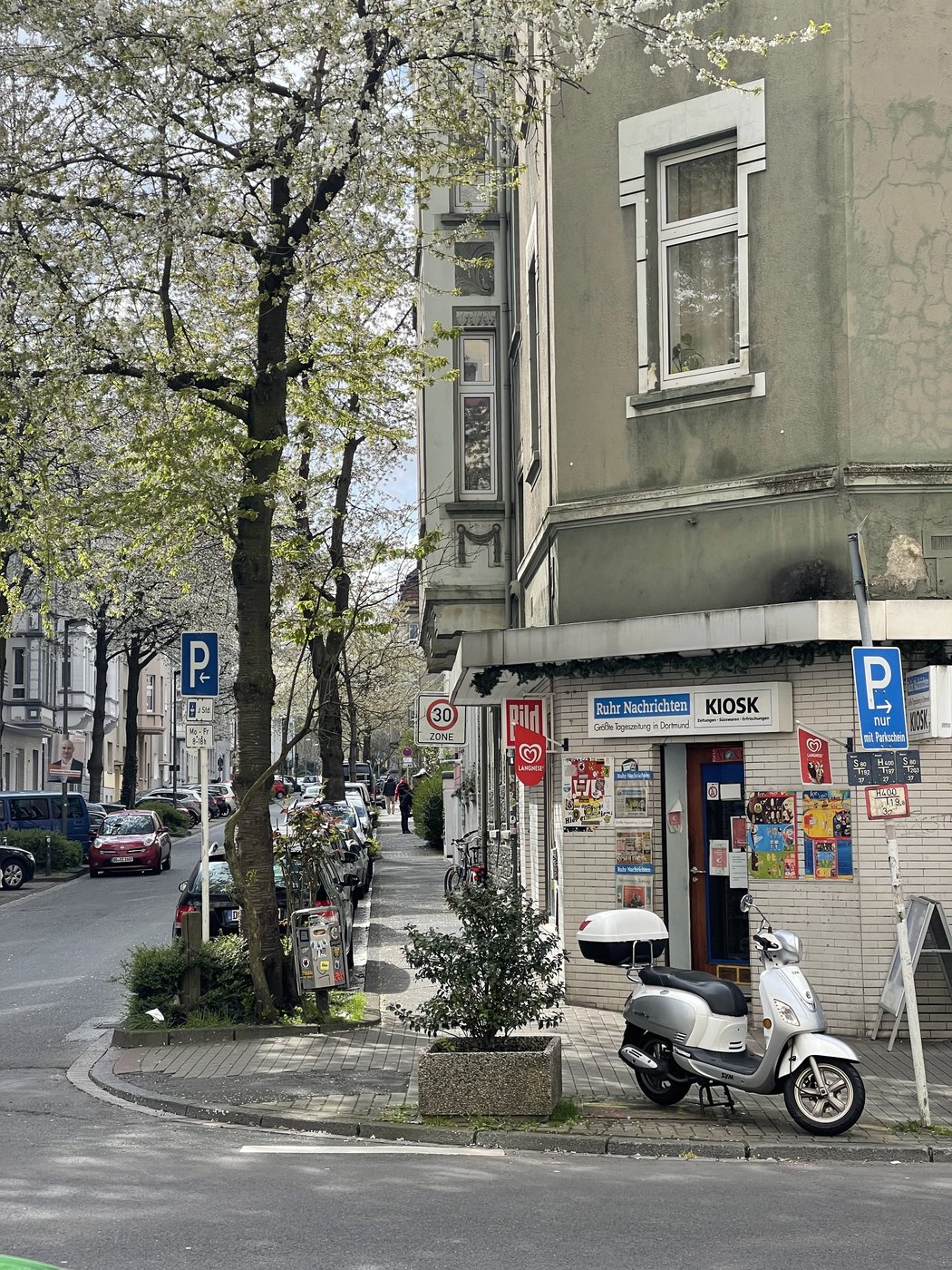 Straße mit einem Kiosk in einem alten Wohnviertel