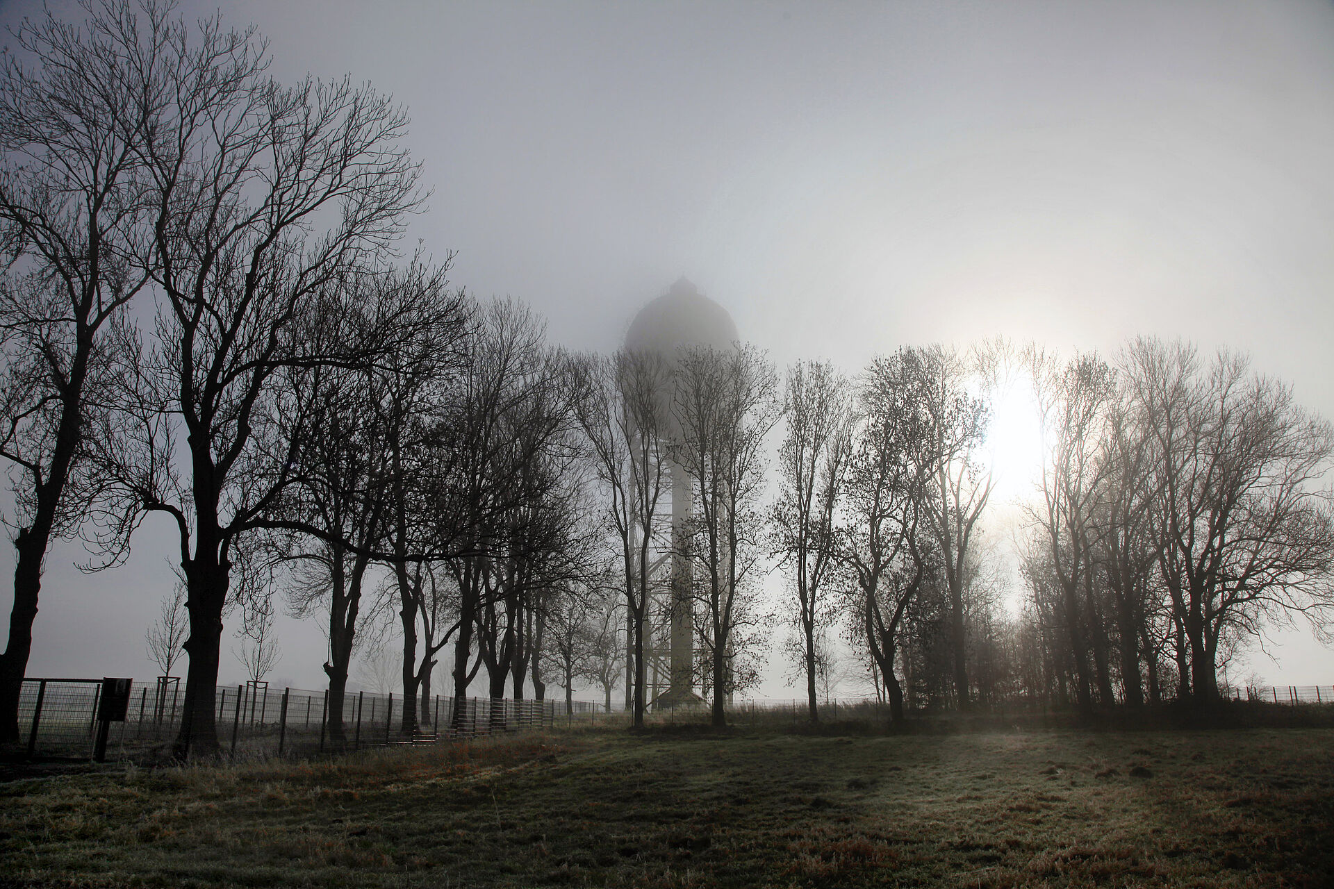 Grevel Wasserturm im Nebel