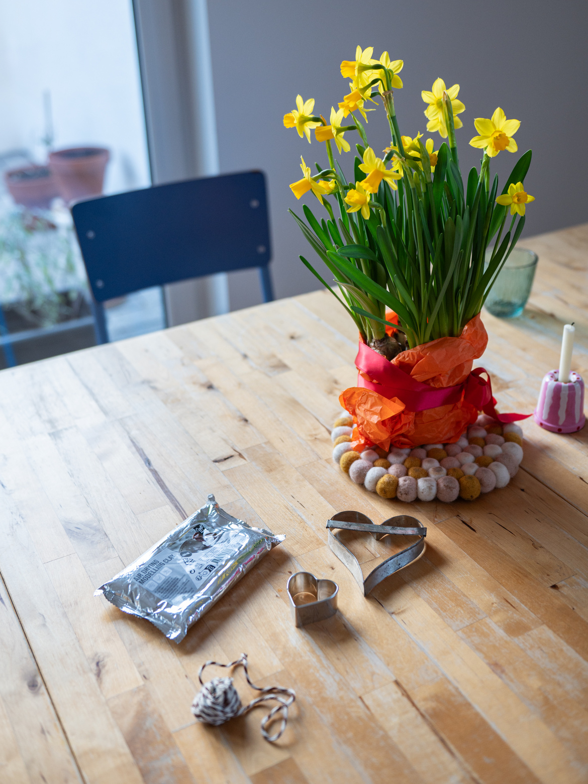 Tisch mit Bastelutensilien wie Ton und Ausstechformen.