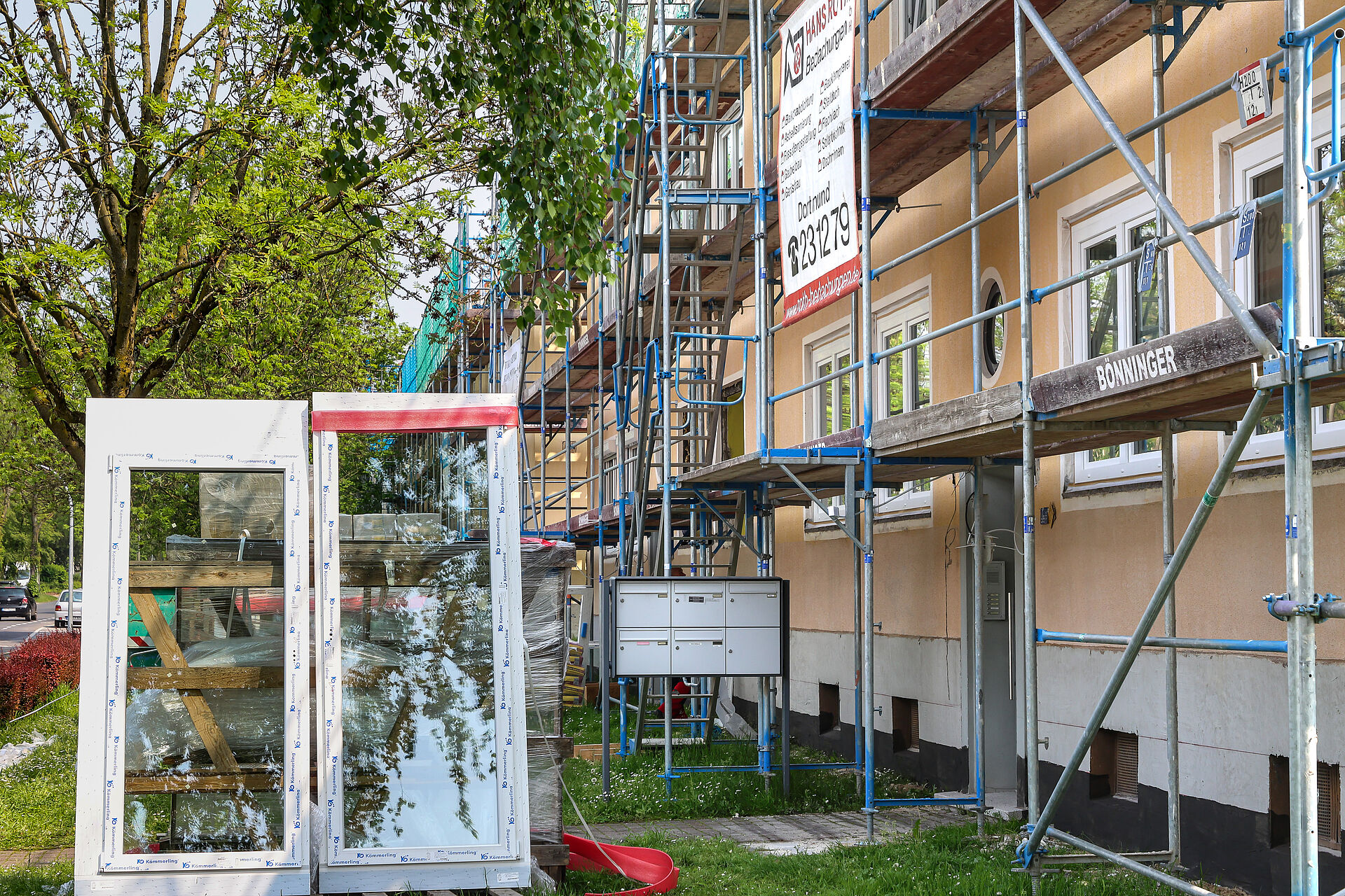 Eingerüstete Häuserzeile an der Lüdinghauser Straße in Eving, neue Balkontüren warten auf ihren Einbau
