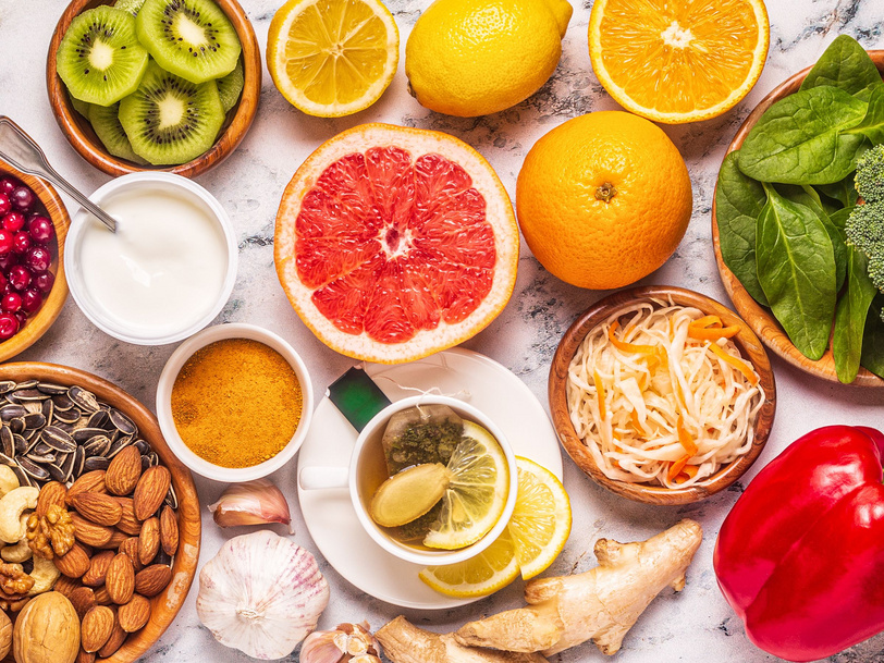 Verschiedene aufgeschnittene Obstsorten wie Orangen und Kiwis.