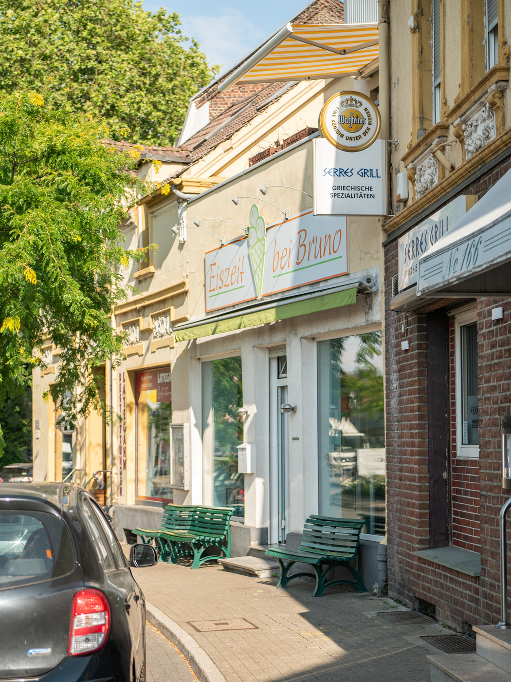 Blick auf eine Eisdiele und ein griechisches Restaurant. 