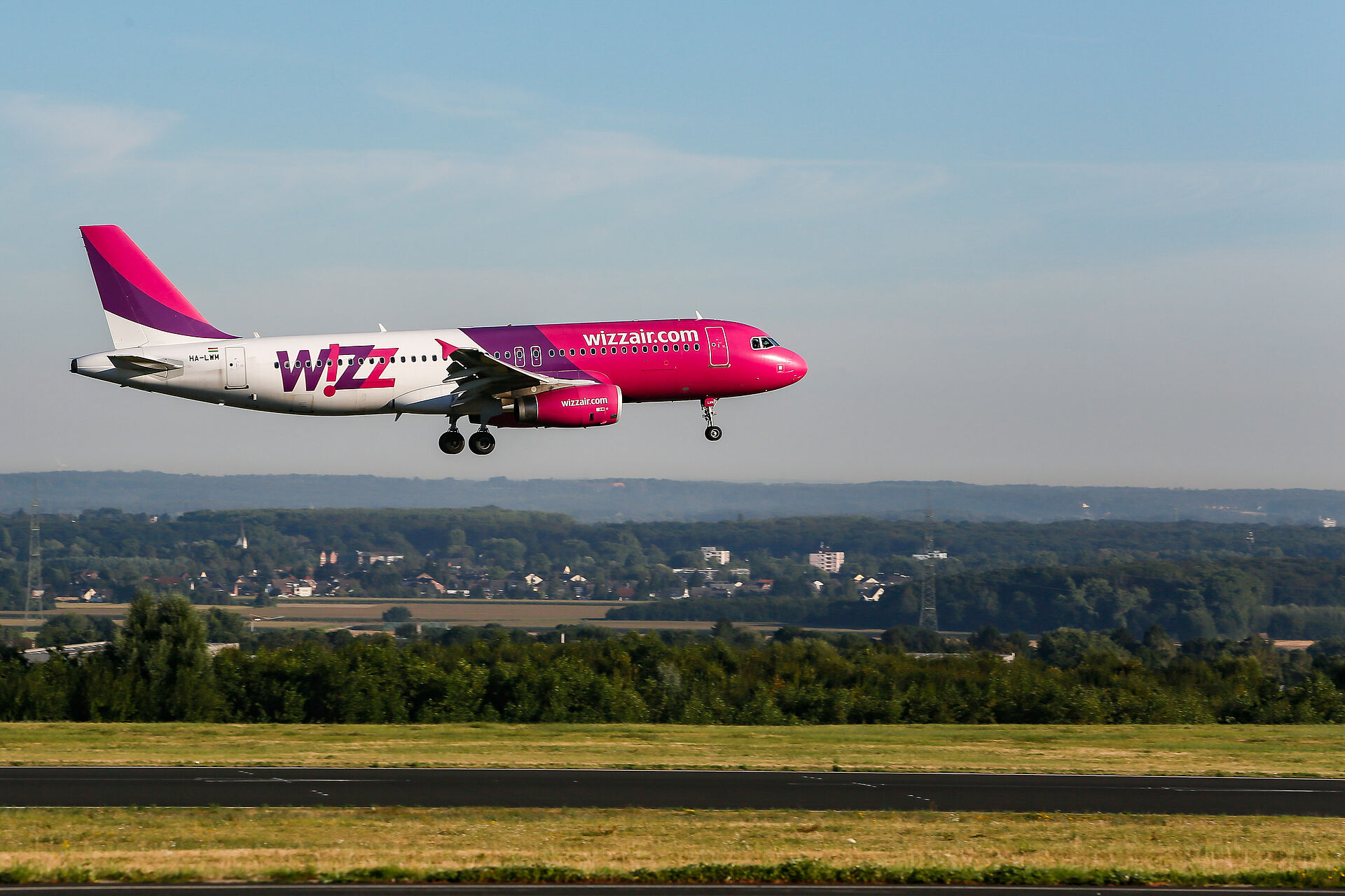 Weiß rosanes Flugzeug hebt an