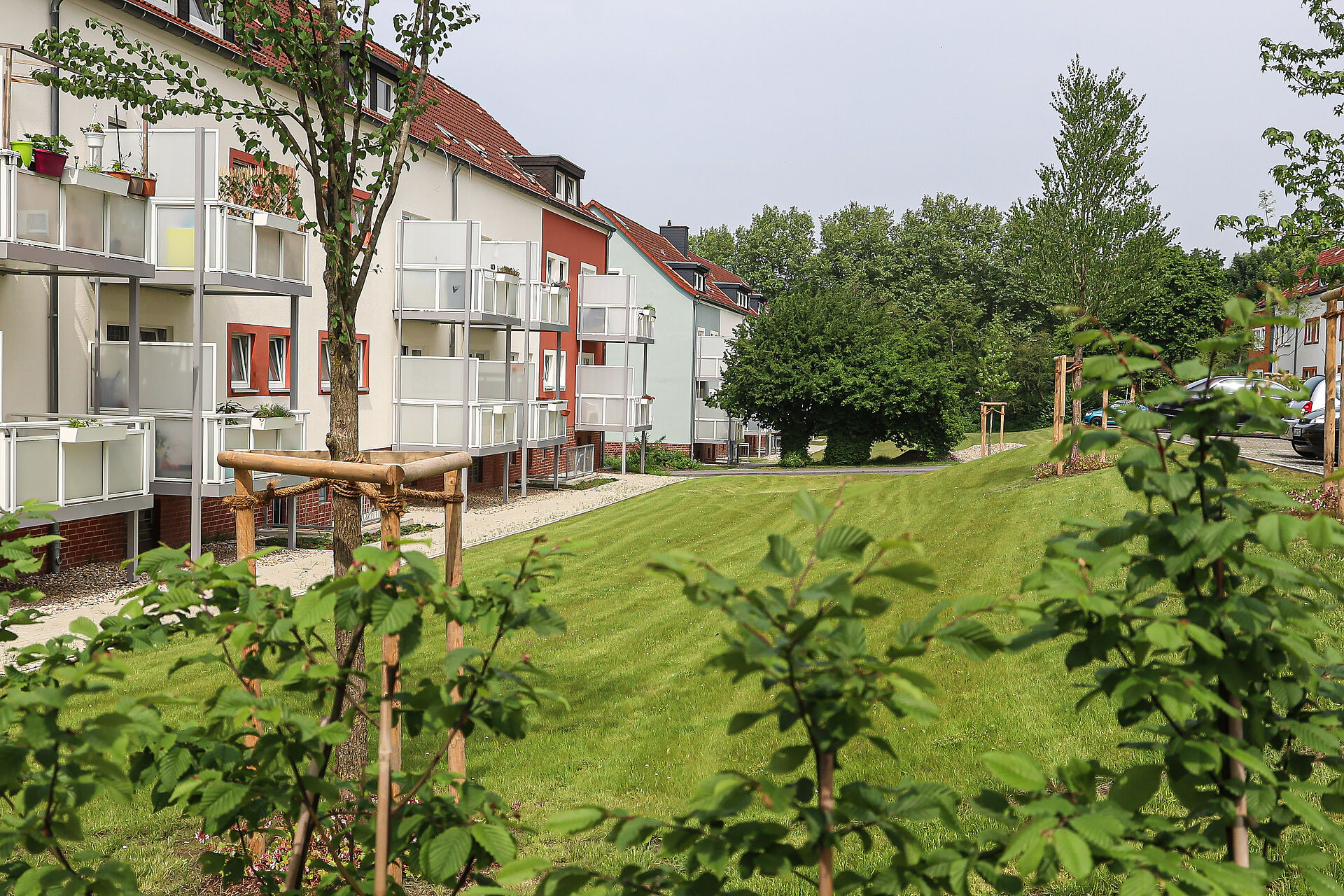 Modernisierte, helle Mehrfamilienhäuser mit neu gestaltetem,  grünem Innenhof