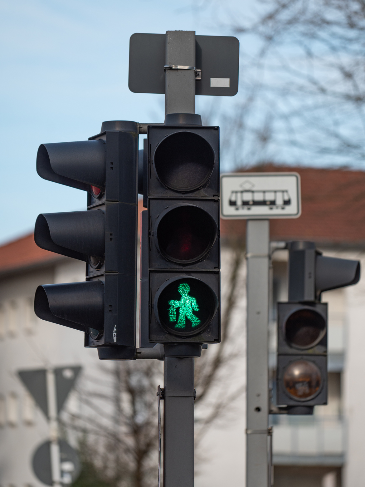 Ein grünes Ampelmännchen mit einer Gruben-Laterne in der Hand