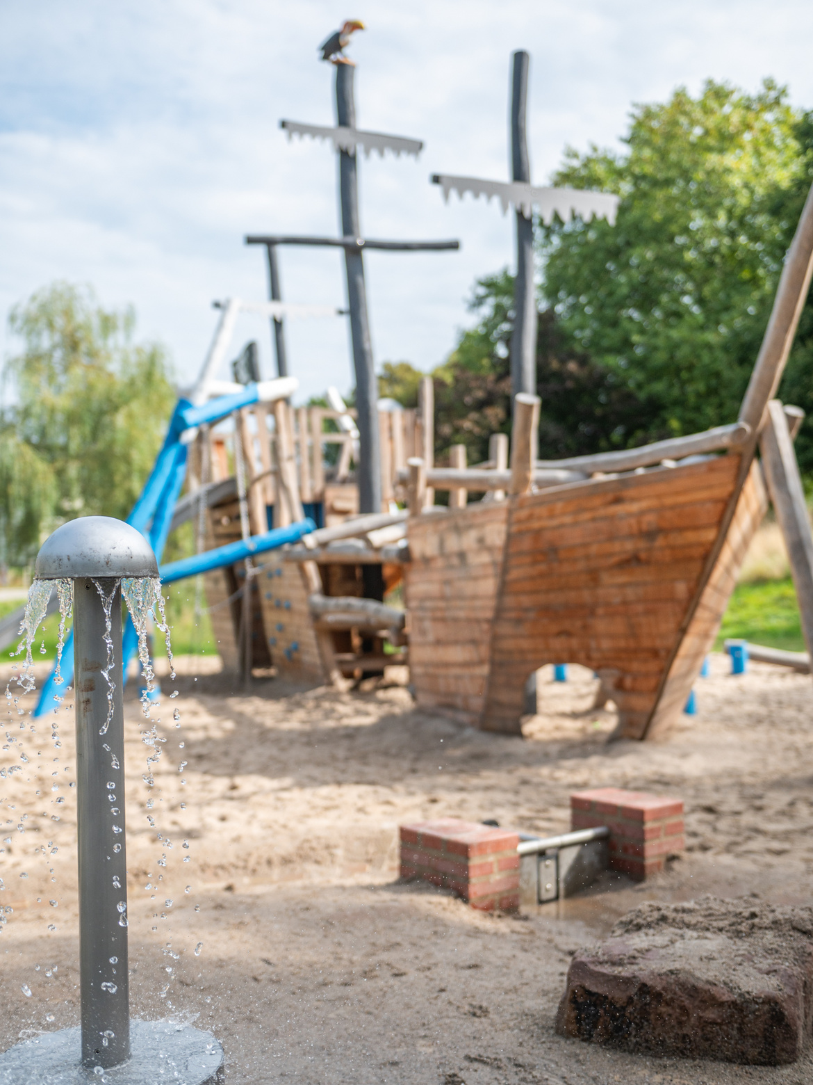 Piratenschiff aus Holz auf einem Spielplatz