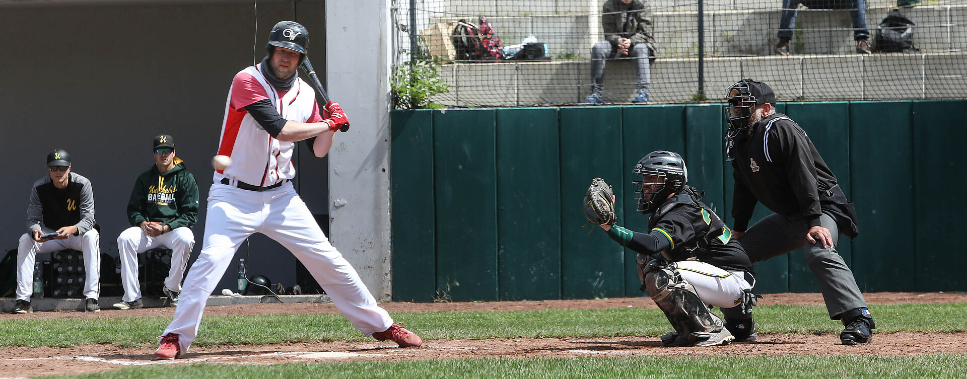 Baseballspieler der Paderborner Wanderers schlägt den Ball