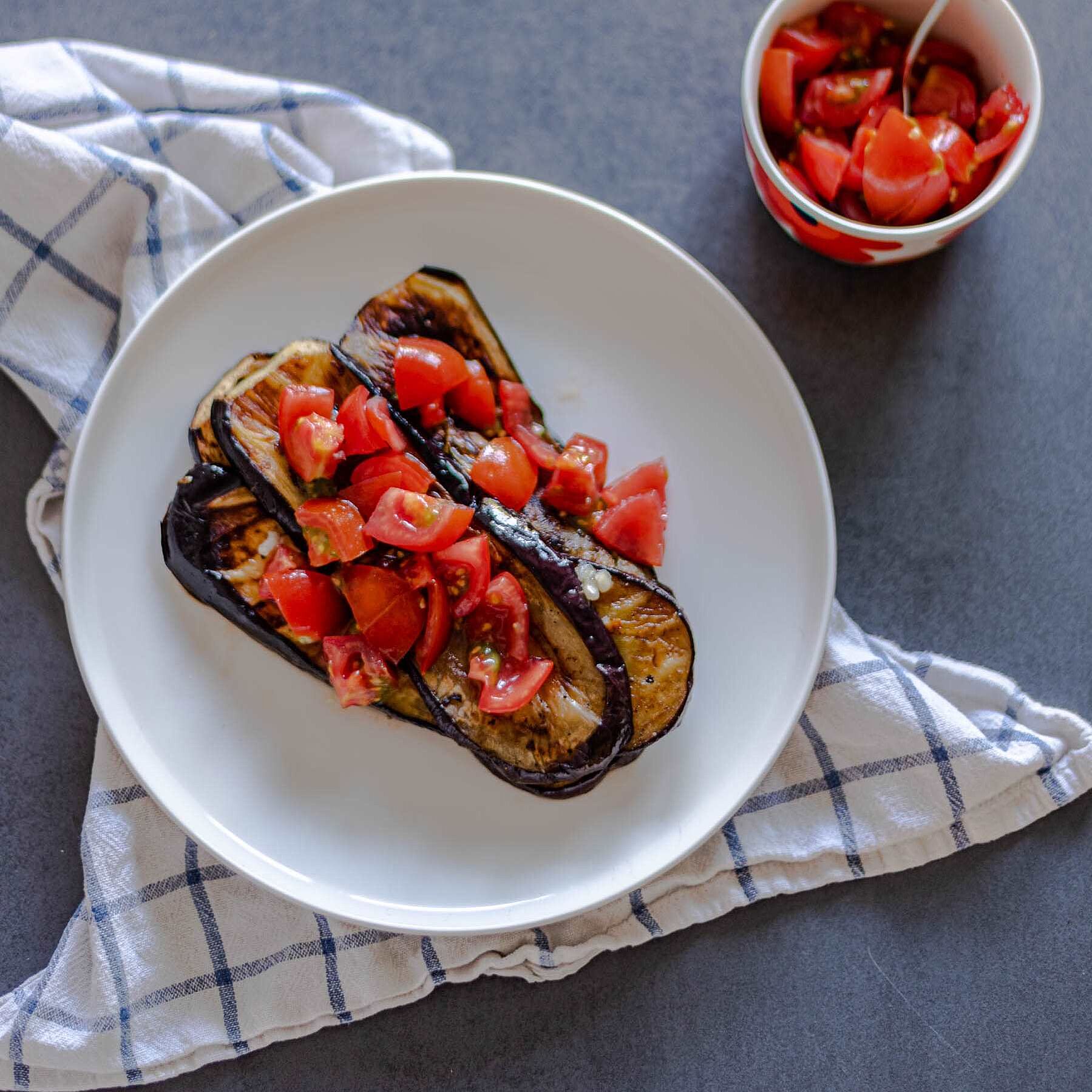 Gegrillte Auberginen mit Tomaten