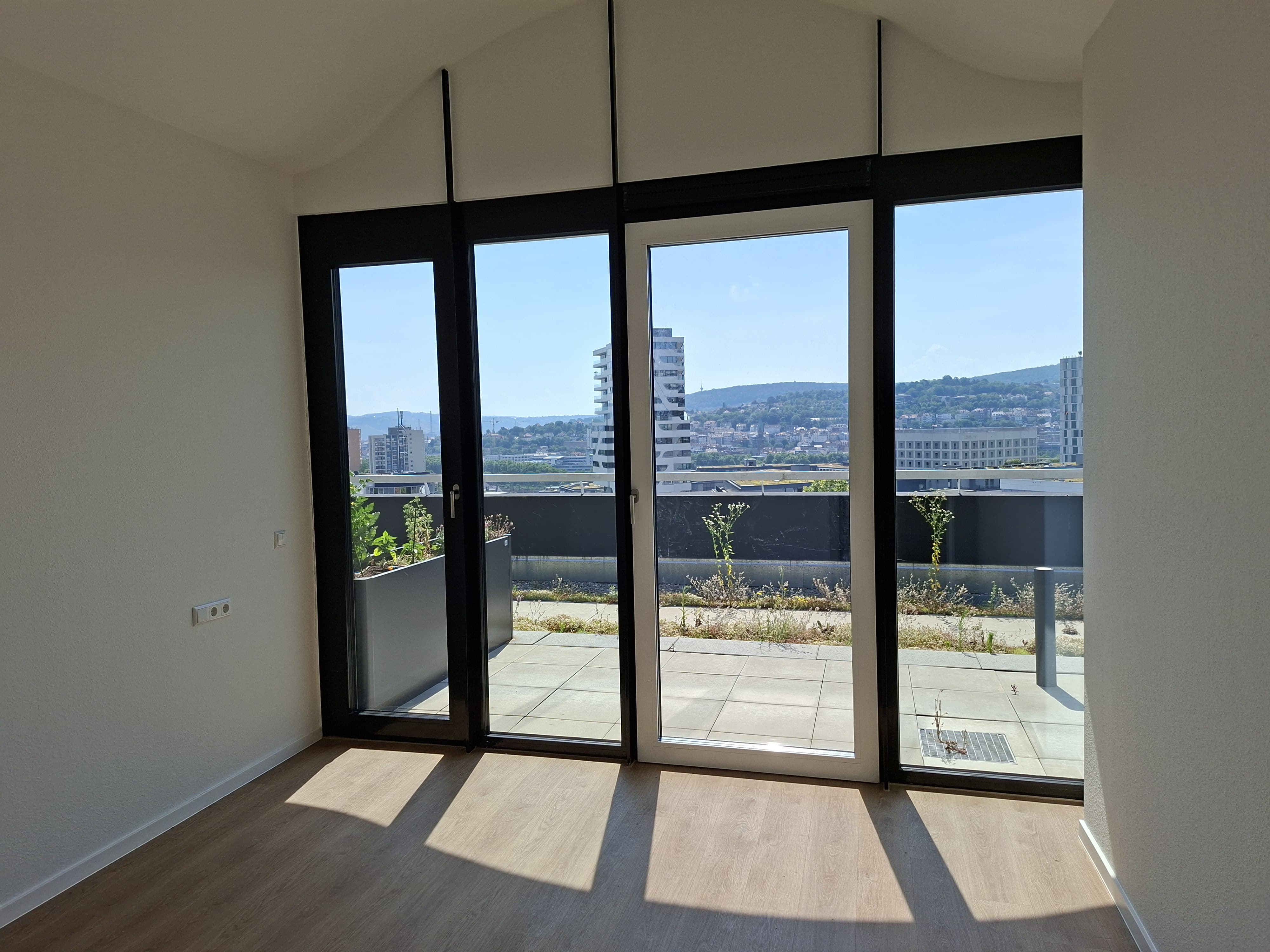Blick aus einer leeren Wohnung in die Stadt