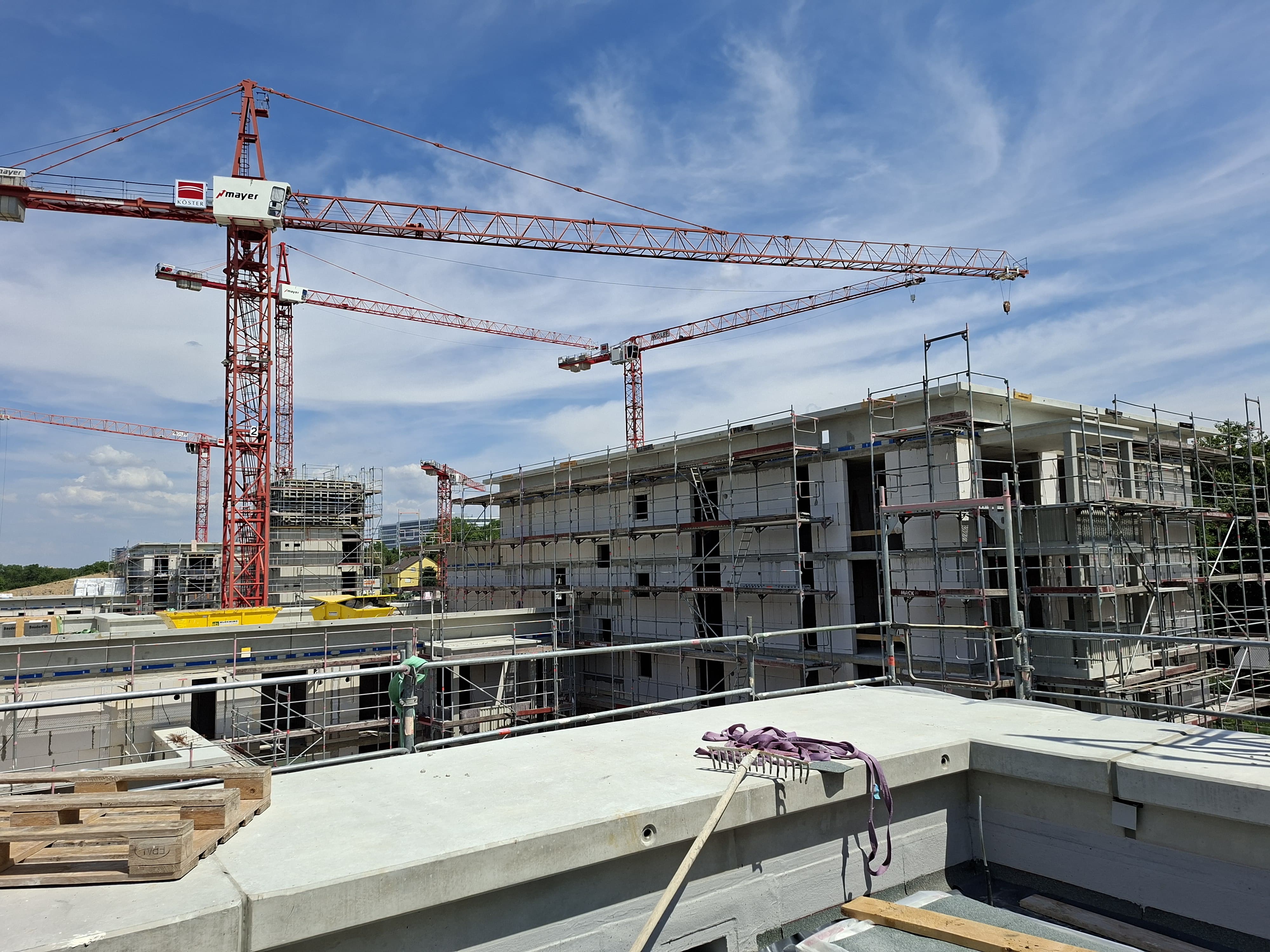 Ein Baukran auf einer Baustelle